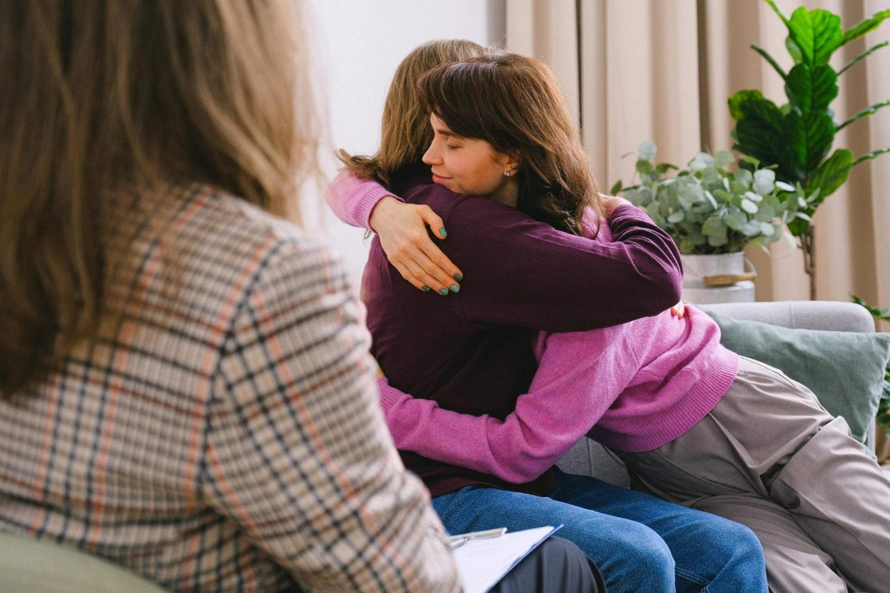 Abrazo entre dos mujeres